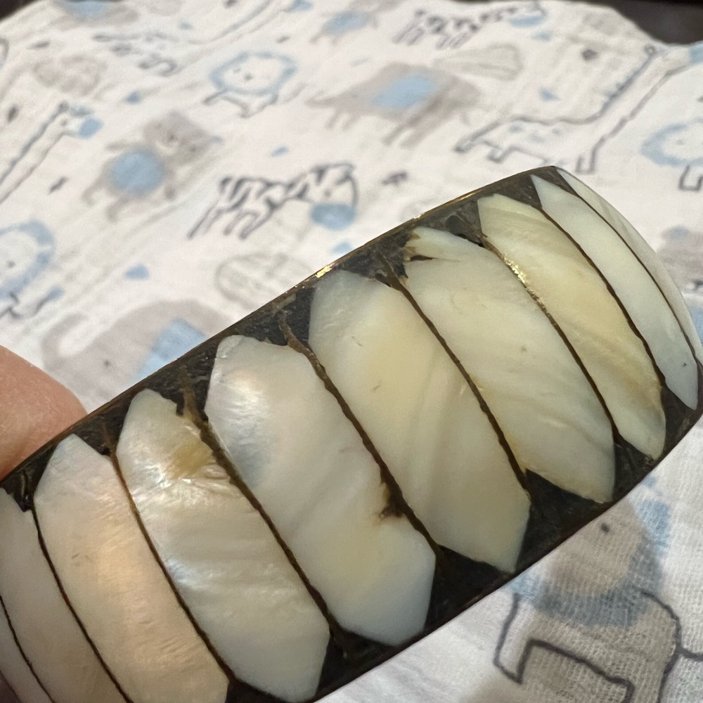 Vintage Mother of Pearl Bangle Bracelet - Picture 3 of 3